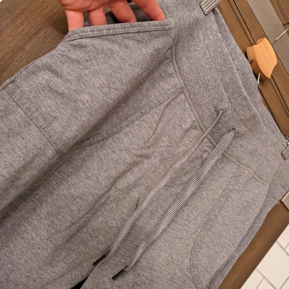 Lululemon sweatpants size 12 slightly cropped